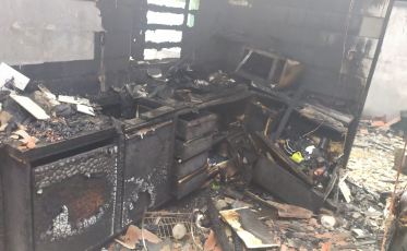 Bombeiros combatem incêndio em casa no Jardim das Avenidas