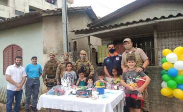 Menino recebe visita ilustre no aniversário