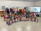 Crianças e adolescentes do Cras recebem presentes de Natal