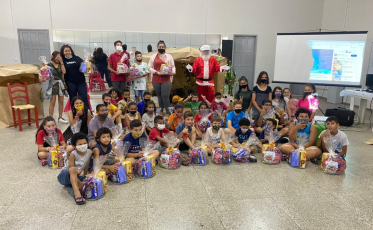 Crianças e adolescentes do Cras recebem presentes de Natal