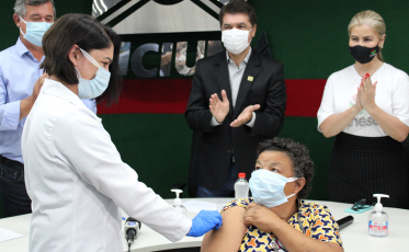 Em Criciúma, primeira vacina aplicada contra a Covid-19 completa um ano