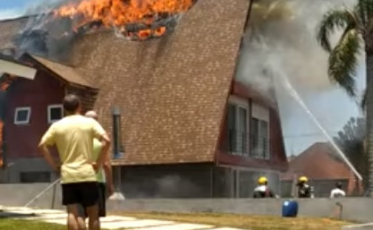 Casa no condomínio Villa Suíça pega fogo (VÍDEOS)