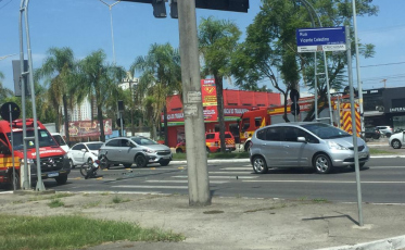 Acidente deixa trânsito lento na Avenida Centenário