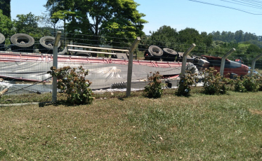 Caminhão carregado de telhas tomba em rodovia na Linha Anta