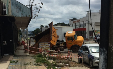 Buraco em calçada causa transtorno na Avenida Santos Dumont