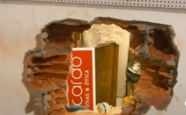 Bandidos quebram parede e furtam joalheria em Araranguá (VÍDEO)