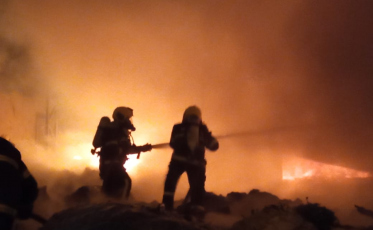 Bombeiros da região combatem incêndio em empresa de reciclagem de lixo