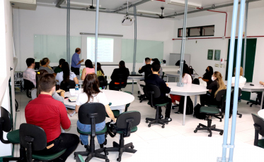 Acadêmicos do programa de Mentoring da Unesc discutem modelo de negócio em encontro com empresários