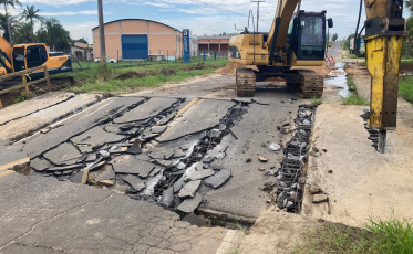 Ponte que desabou em Içara é demolida. Provisória será instalada