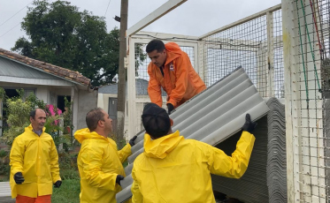 Força-tarefa distribui telhas para famílias afetadas pelo vendaval