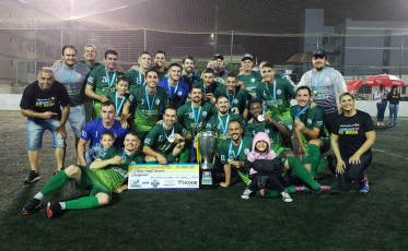 Equipes comemoram a vitória na final do Campeonato de Futebol 7 Sintético