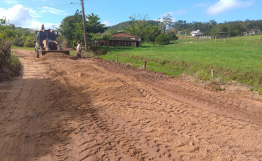 Após as chuvas, máquinas voltam a recuperar estradas em Içara