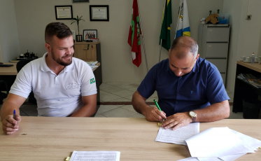 Entregue a ordem de serviço da cobertura da quadra esportiva da escola da Meta