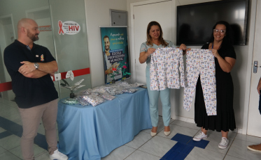 Alunos de costura industrial entregam peças confeccionadas ao Cras de Içara