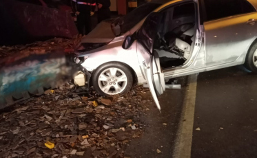 Duas pessoas ficam feridas após carro colidir em caçamba de entulhos