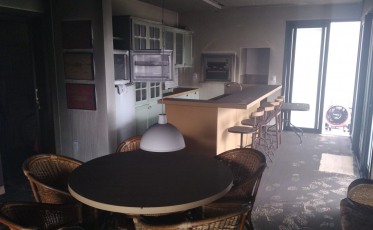 Casa é parcialmente atingida por incêndio