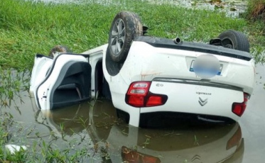 Condutora se afoga após carro cair em vala 