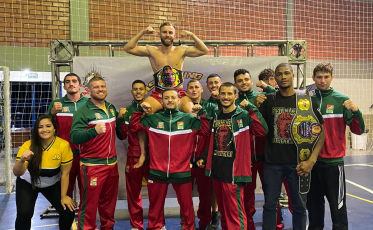 Atletas de muay thai de Criciúma conquistam cinturão e sete medalhas no Canoas Boxing Stadium