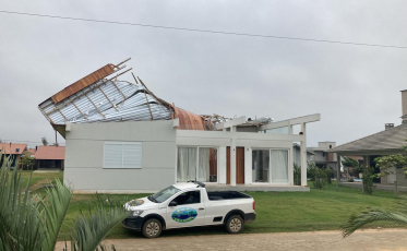 Vento forte causa estragos em Criciúma e região (VÍDEOS E FOTOS)