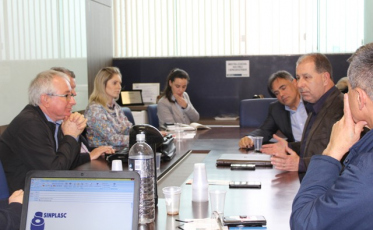 Plásticos seguram decisão de greve até segunda-feira