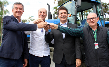 Administração Municipal entrega trator para Gerência de Agricultura de Criciúma