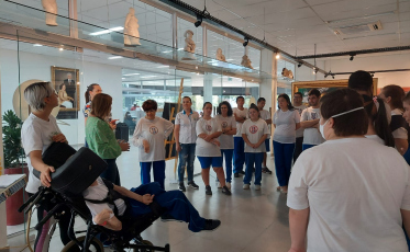 Alunos da Apae de Içara visitam Galeria de Arte Caio Borges