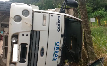 Caminhão da Prefeitura tomba em Urussanga (VÍDEO)
