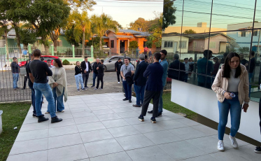 Amigos e familiares se despedem de Abrahão Paes Filho em Araranguá