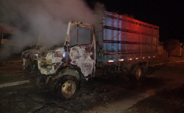 Sombrio: caminhão é destruído por incêndio