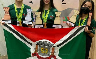 Atletas da FME Criciúma são campeãs brasileiras de Xadrez