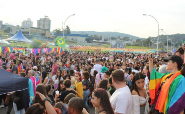 Mais de 3 mil pessoas passam pela 4ª Parada LGBTQIA+ de Criciúma