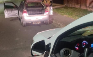 Polícia prende mulher por porte ilegal de arma de fogo e condução de veículo sem placas