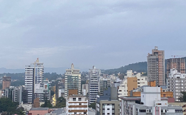 Quinta-feira abafada e com chuva