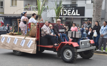 Desfile típico e tombo da polenta levam alegria e diversão ao Centro de Siderópolis