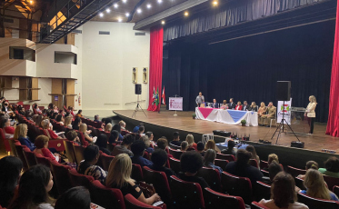 Teatro Elias Angeloni recebe o 1º Fórum Regional de Integração de Políticas para Mulheres