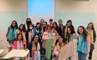 Design da UniSatc desenvolve lenços para Rede Feminina de Combate ao Câncer de Criciúma  