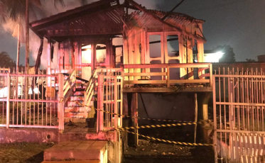 Casa é destruída após pegar fogo em Criciúma 
