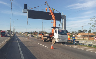 CCR ViaCosteira implanta novos painéis de mensagens variáveis na BR-101 
