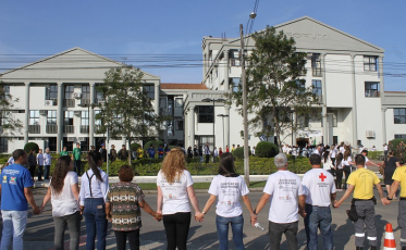Centenas de mãos unidas pela paz