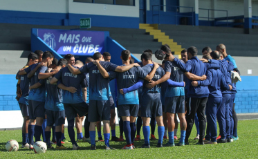 Depois da eliminação, o campeonato do Caravaggio fora das quatro linhas