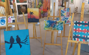 Artista expõe quadros pintados com os pés e a boca na Galeria Caio Borges