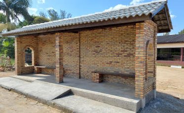 Governo de Içara entrega primeiros abrigos de ponto de ônibus