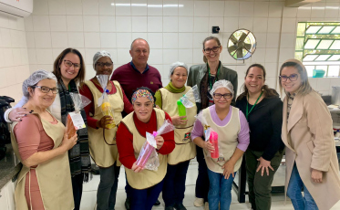 'Dia da servente escolar' é lembrado nas escolas municipais de Criciúma