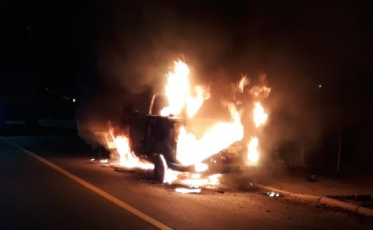 Fogo atinge veículo em Garopaba