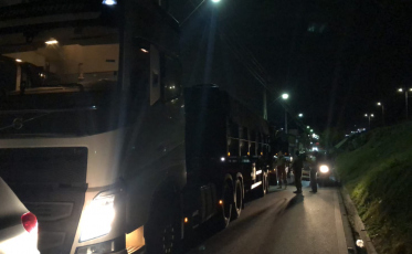 Caminhão de Braço do Norte é apreendido com quase 18 mil quilos de maconha na BR-101