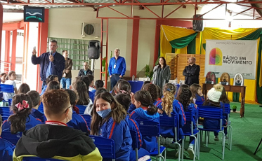 Escola Jorge da Cunha Carneiro recebe exposição 'Rádio em Movimento' em Criciúma