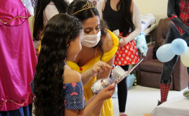 Acadêmicos de Medicina da Unesc levam alegria a crianças hospitalizadas