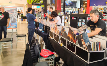 Feira do Vinil e Colecionismo traz milhares de itens antigos ao Criciúma Shopping