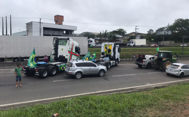 Da falta de gasolina à paralisação de serviços: Veja os prejuízos causados pelos bloqueios em rodovias de SC