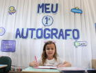 Alunos do Colégio Satc autografam livros de autoria própria na Jornada Literária 